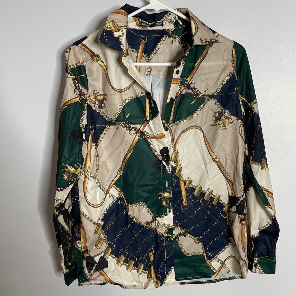 Chain button print through shirt